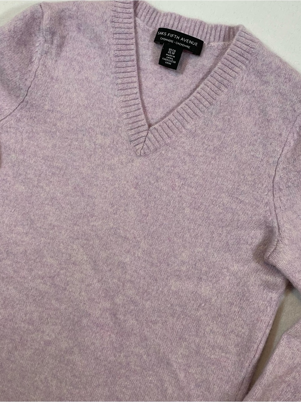 Saks Fifth Avenue 100% Cashmere V-Neck Sweater Girls XS Purple Heather Luxury